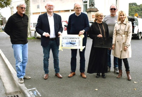 Pochoirs Ici, commence la mer à Decazeville